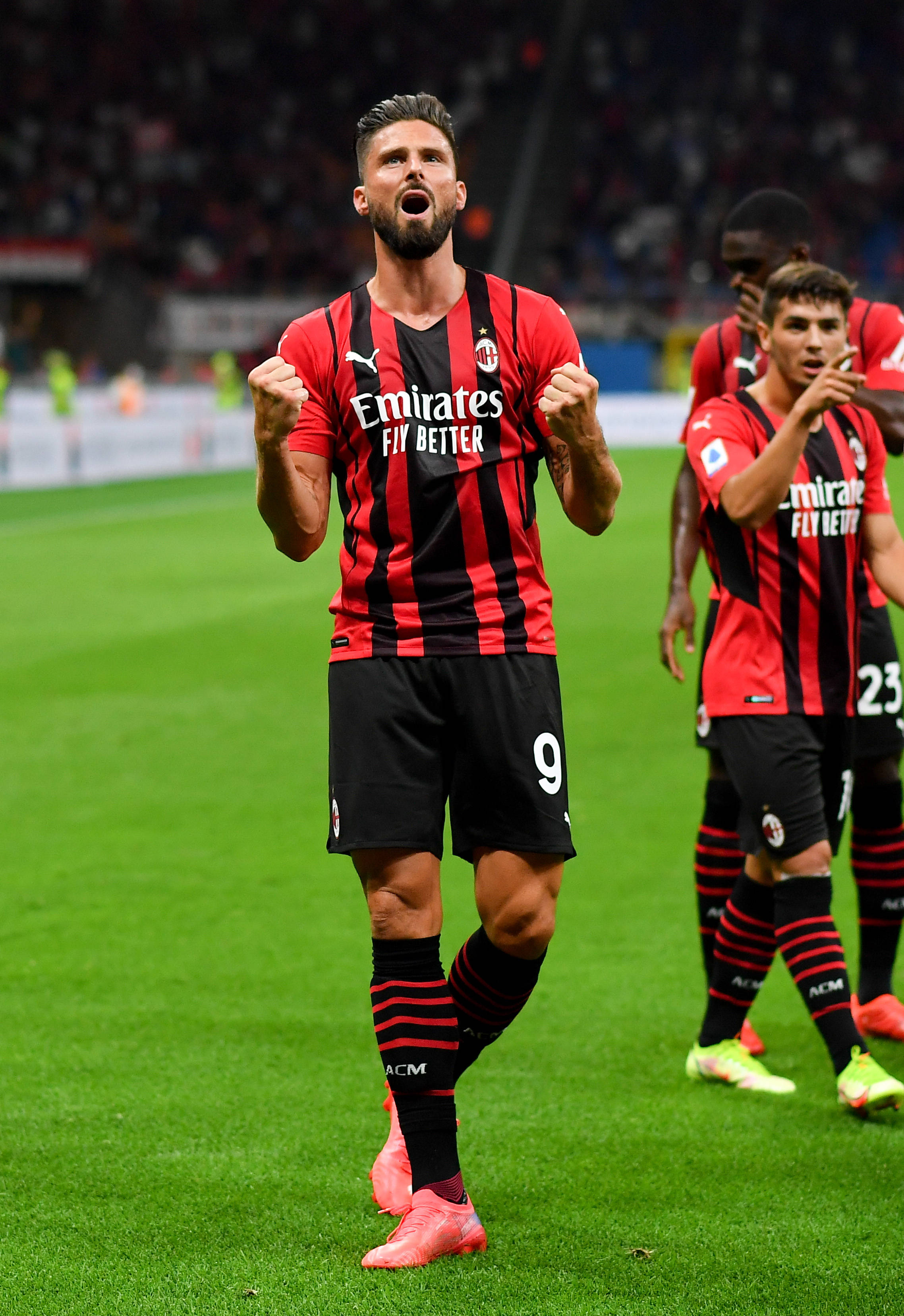 德甲半场：埃姆雷詹点射，拜尔建功，多特暂2-0斯图加特（半场战报：埃姆雷-詹点球破门，拜尔建功，多特暂2-0领先斯图加特）