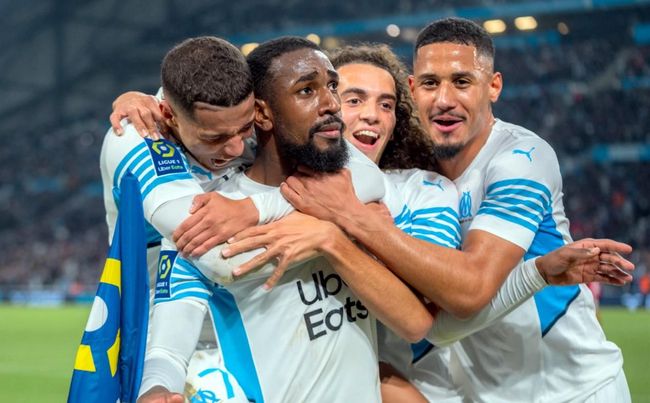 随着里昂爆大冷0-1，尼斯0-1，法甲最新积分榜出炉：大黑马领跑（里昂、尼斯同以0-1落败，法甲积分榜更新：黑马球队登顶）