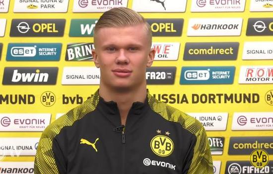 科里纳：正讨论足球中教练喊暂停的可能性，努力寻找解决方案（科里纳：探讨在足球比赛引入教练暂停，正积极寻求可行方案）