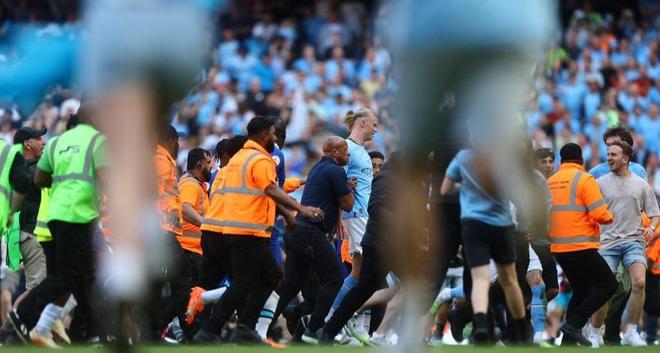 穆帅：当年我给了麦克托米奈生涯首秀，今天他给我他的球衣（穆帅：昔日我助麦克托米奈完成处子秀，今日他以球衣回馈我）