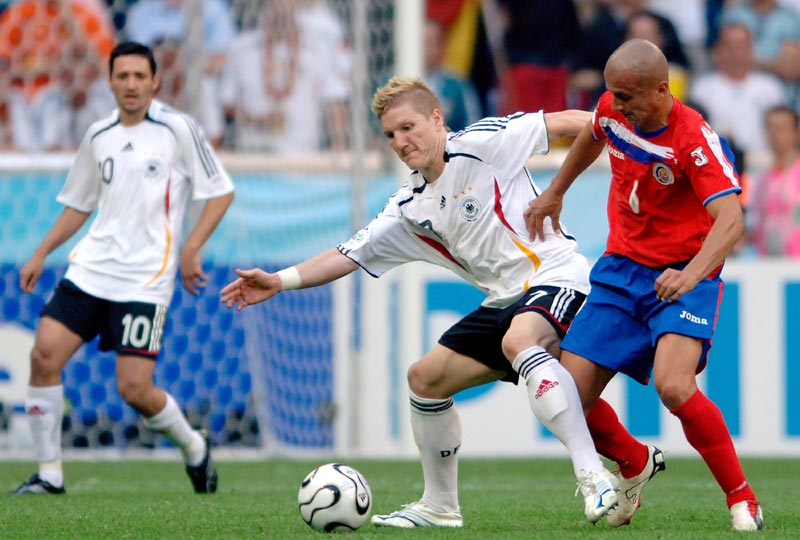 足球英超球队内部录像流出，球员争吵曝光（英超俱乐部内部视频泄露，球员争执画面曝光）