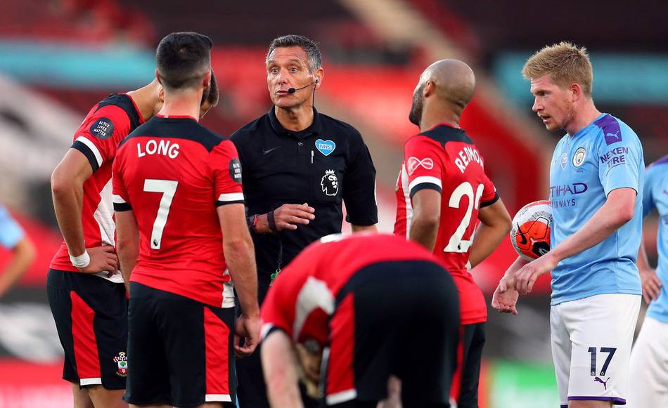 本菲卡旧将路易松晒照说在学习，照片显示他问AI足球总监职责（本菲卡旧将路易松晒照称正学习，向AI询问足球总监职责）