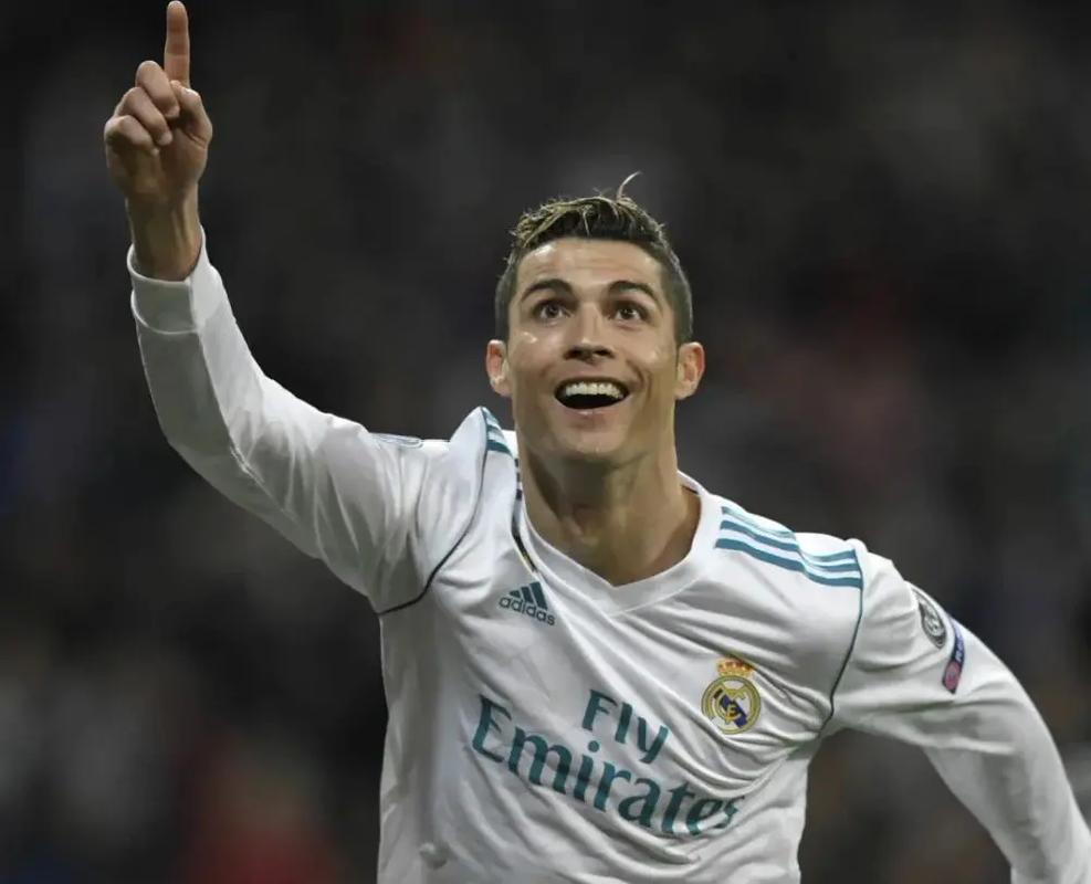 多特4-0十人黄潜，吉拉西双响，阿德耶米、斯文松建功，法比奥-席尔瓦失点（十人黄潜遭多特4-0横扫：吉拉西梅开二度，阿德耶米、斯文松破门，法比奥-席尔瓦点球失手）